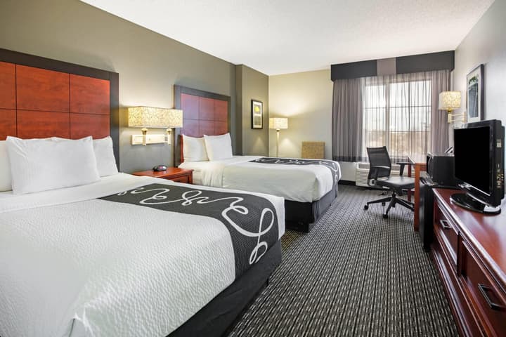 La Quinta Inn & Suites by Wyndham DFW Airport South / Irving