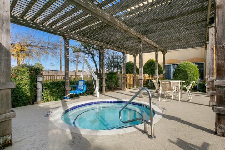 La Quinta Inn & Suites by Wyndham DFW Airport South / Irving