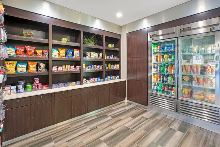 La Quinta Inn & Suites by Wyndham DFW Airport South / Irving