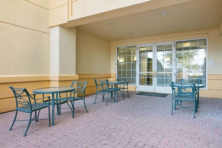 La Quinta Inn & Suites by Wyndham DFW Airport South / Irving