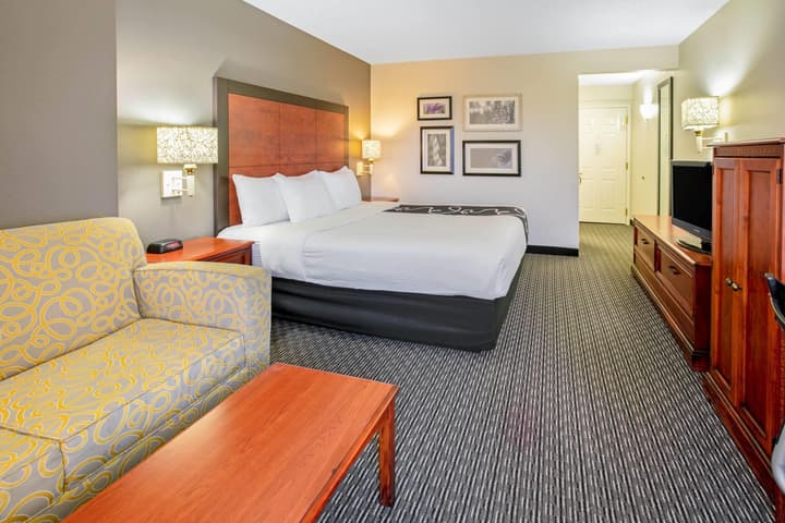 La Quinta Inn & Suites by Wyndham DFW Airport South / Irving