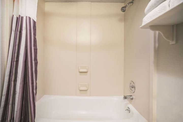 La Quinta Inn & Suites by Wyndham DFW Airport South / Irving