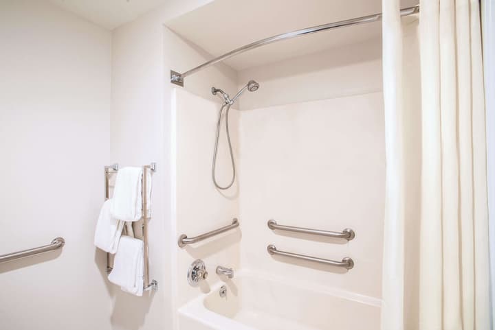 La Quinta Inn & Suites by Wyndham DFW Airport South / Irving