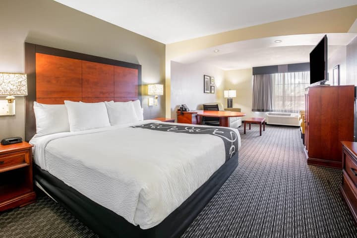 La Quinta Inn & Suites by Wyndham DFW Airport South / Irving
