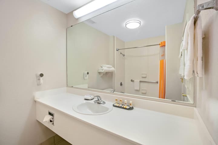 La Quinta Inn & Suites by Wyndham DFW Airport South / Irving