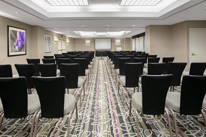 La Quinta Inn & Suites by Wyndham DFW Airport South / Irving