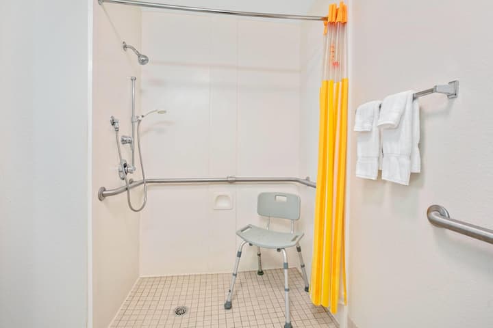 La Quinta Inn & Suites by Wyndham DFW Airport South / Irving