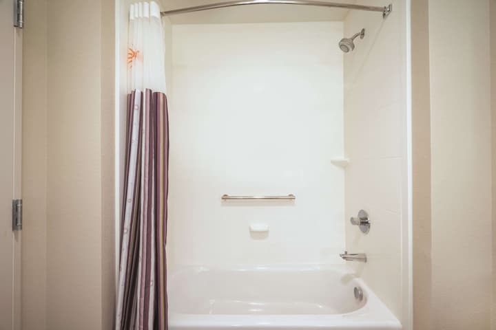 La Quinta Inn & Suites by Wyndham DFW Airport South / Irving