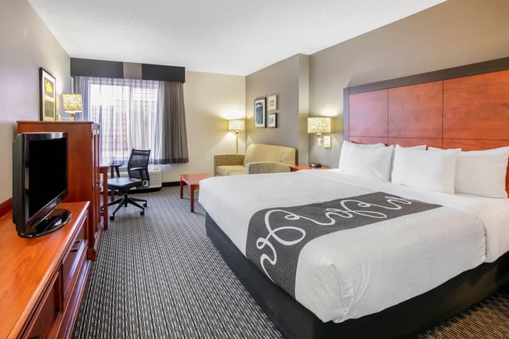 La Quinta Inn & Suites by Wyndham DFW Airport South / Irving
