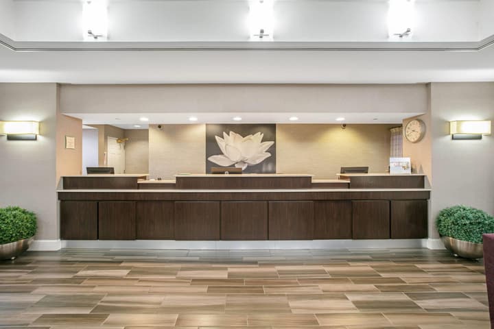 La Quinta Inn & Suites by Wyndham DFW Airport South / Irving