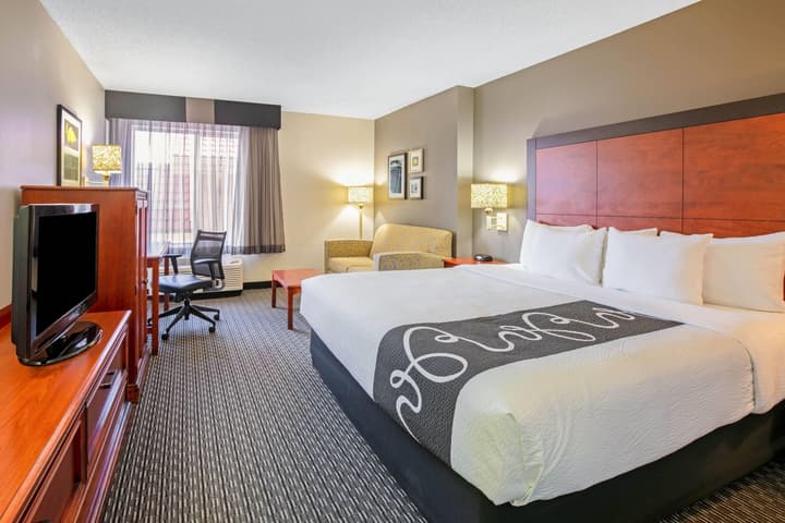 La Quinta Inn & Suites by Wyndham DFW Airport South / Irving