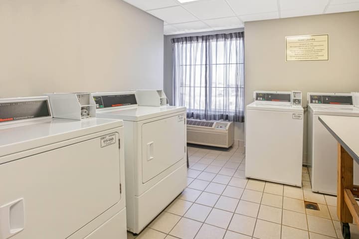La Quinta Inn & Suites by Wyndham DFW Airport South / Irving