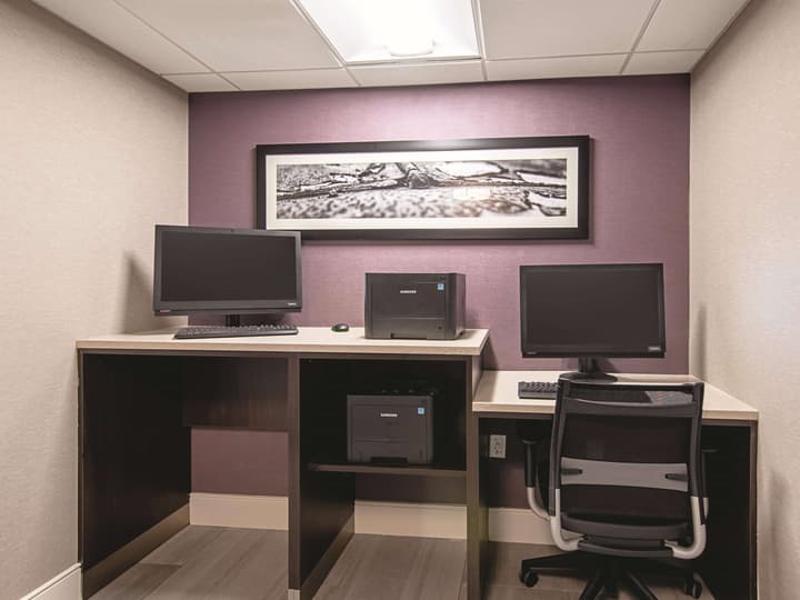 La Quinta Inn & Suites by Wyndham Portland DT/Maine Med
