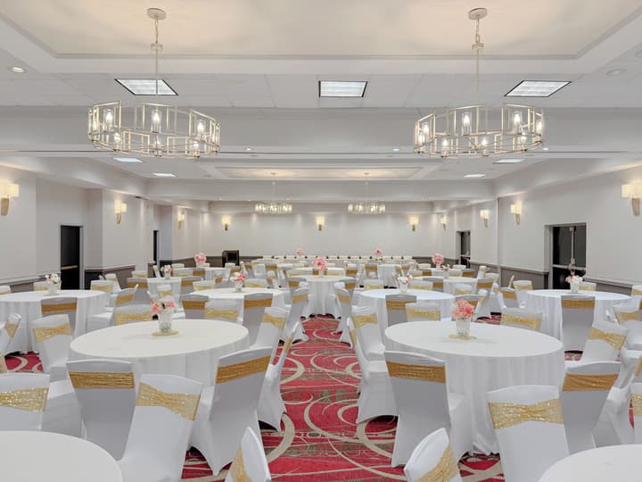 Crowne Plaza Newark Airport by IHG