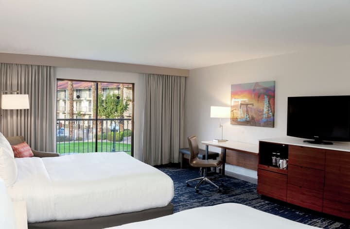 DoubleTree by Hilton Hotel Bakersfield