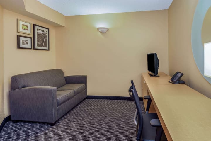 La Quinta Inn & Suites by Wyndham Naples Downtown