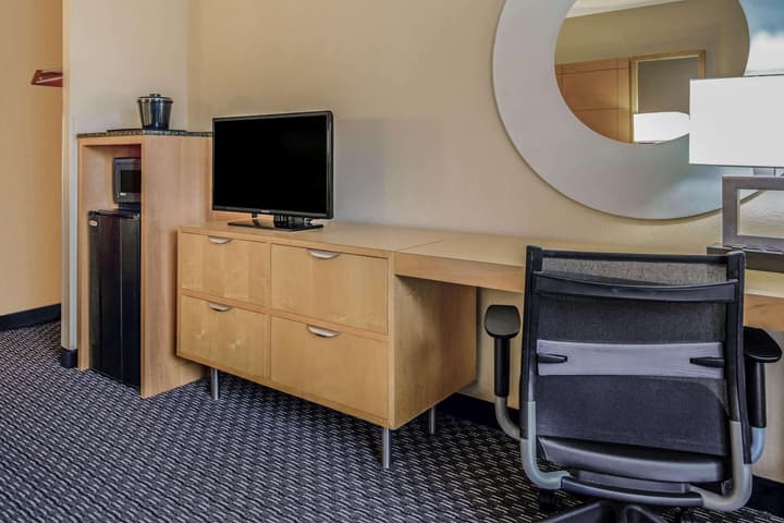 La Quinta Inn & Suites by Wyndham Naples Downtown