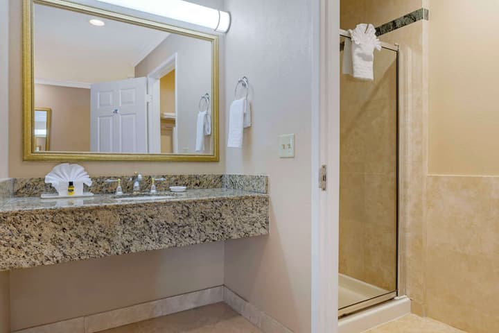 Best Western Plus Marina Shores Hotel