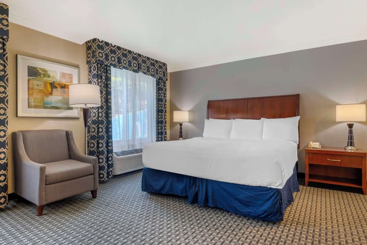Best Western Plus Marina Shores Hotel