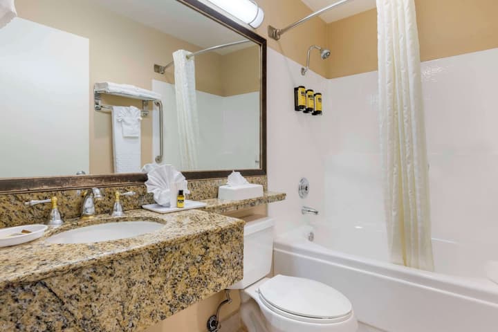 Best Western Plus Marina Shores Hotel
