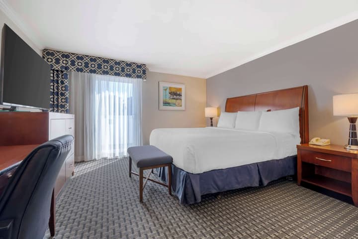 Best Western Plus Marina Shores Hotel