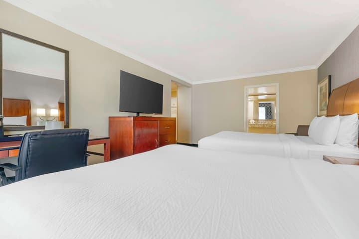 Best Western Plus Marina Shores Hotel