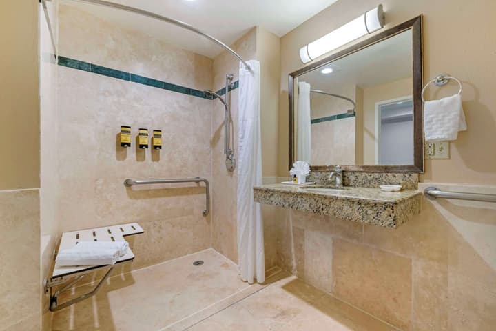 Best Western Plus Marina Shores Hotel