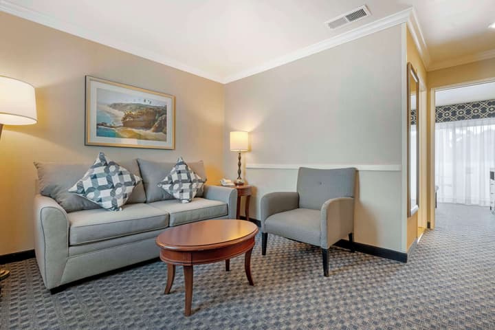 Best Western Plus Marina Shores Hotel