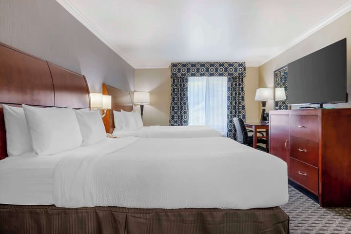 Best Western Plus Marina Shores Hotel
