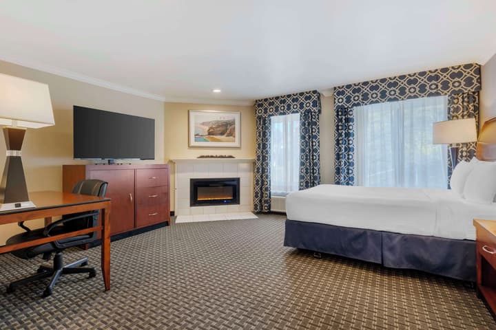Best Western Plus Marina Shores Hotel