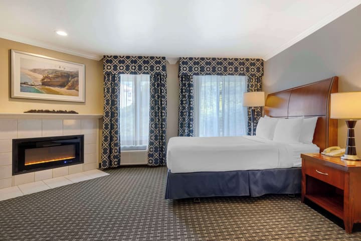 Best Western Plus Marina Shores Hotel