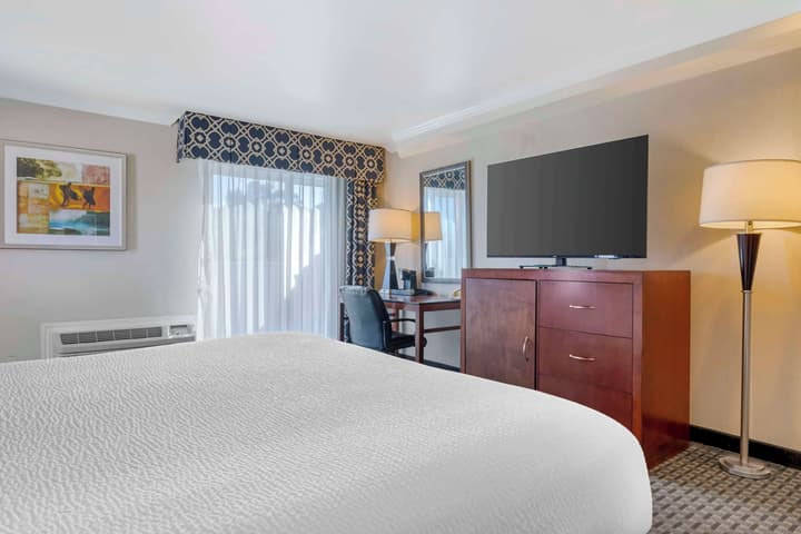 Best Western Plus Marina Shores Hotel