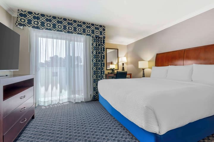 Best Western Plus Marina Shores Hotel