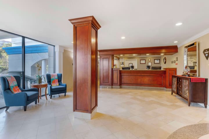 Best Western Plus Marina Shores Hotel