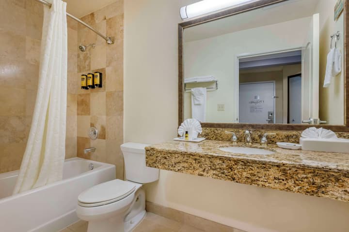Best Western Plus Marina Shores Hotel