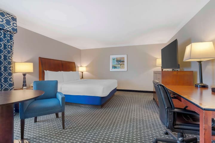 Best Western Plus Marina Shores Hotel