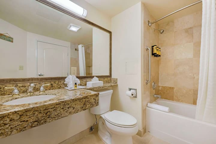 Best Western Plus Marina Shores Hotel