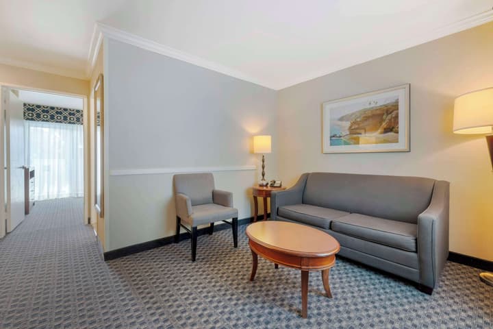Best Western Plus Marina Shores Hotel