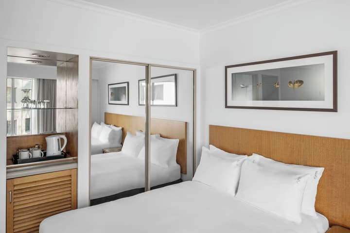Holiday Inn Sydney Potts Point by IHG