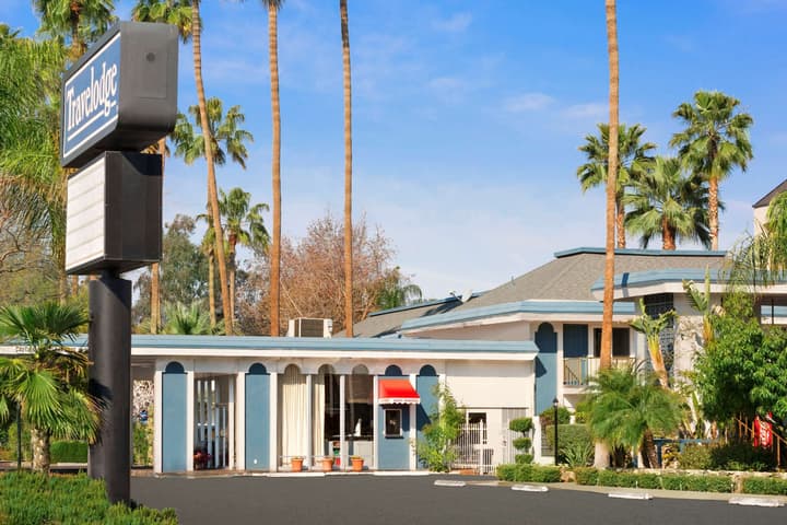 Travelodge by Wyndham Bakersfield