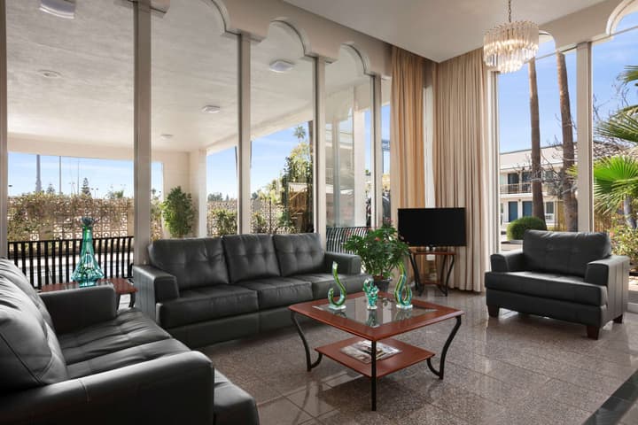 Travelodge by Wyndham Bakersfield