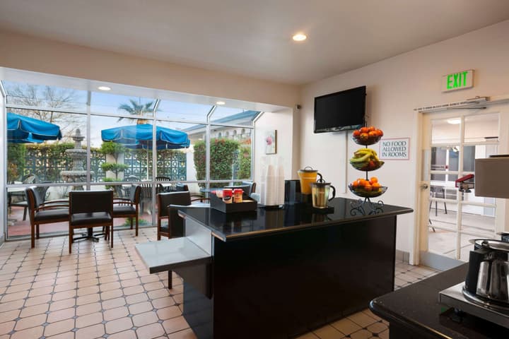 Travelodge by Wyndham Bakersfield
