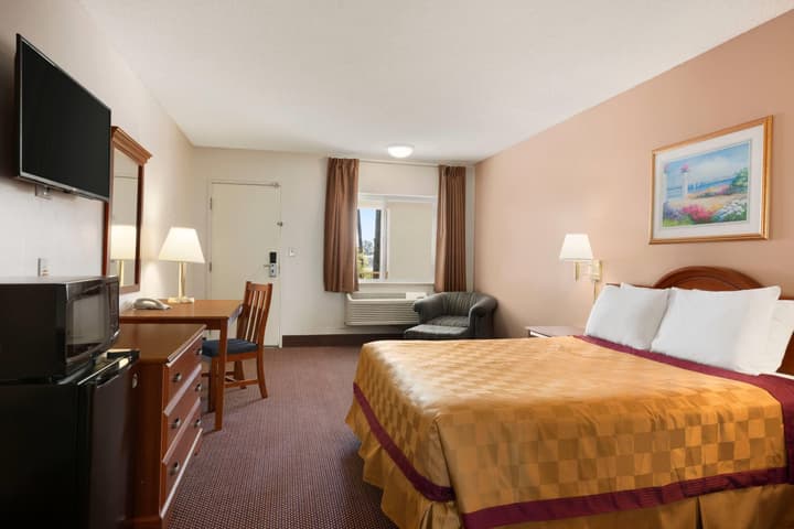 Travelodge by Wyndham Bakersfield
