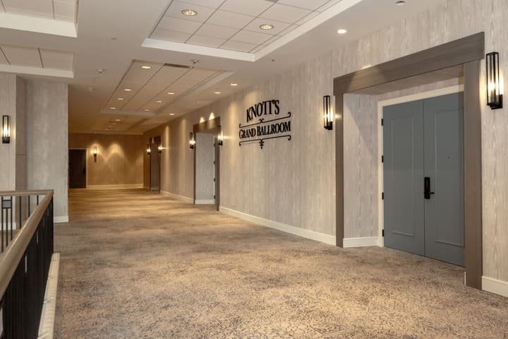 Knott's Hotel