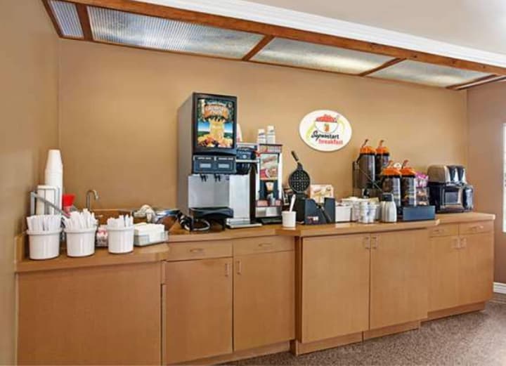 Super 8 by Wyndham Los Angeles Downtown