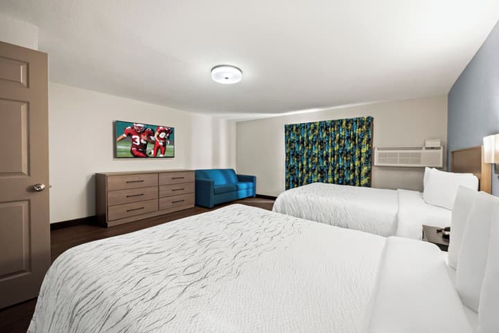 Red Roof Inn PLUS+ & Suites Naples Downtown-5th Ave S