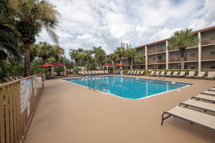 Red Roof Inn PLUS+ & Suites Naples Downtown-5th Ave S
