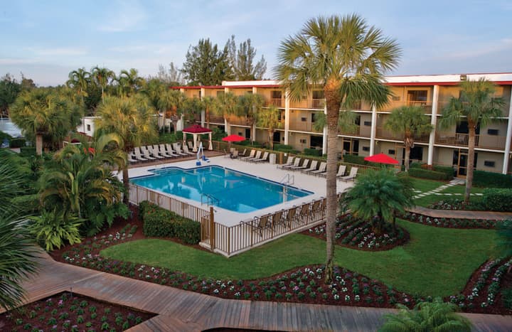 Red Roof Inn PLUS+ & Suites Naples Downtown-5th Ave S