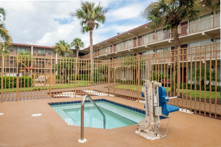 Red Roof Inn PLUS+ & Suites Naples Downtown-5th Ave S