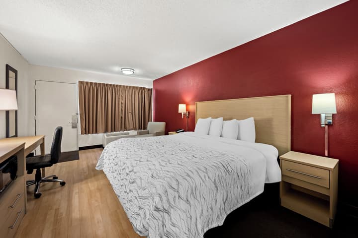 Red Roof Inn PLUS+ & Suites Naples Downtown-5th Ave S